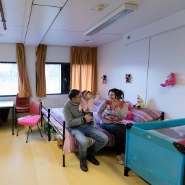Gezin in woonunit in azc© Inge van Mill.jpg
